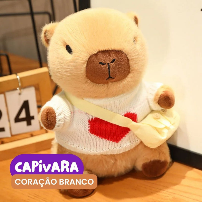 Capivara de Pelúcia com Roupa e Bolsinha