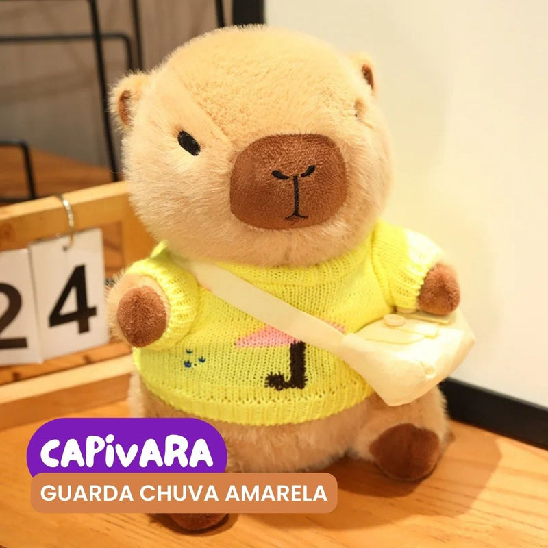 Capivara de Pelúcia com Roupa e Bolsinha