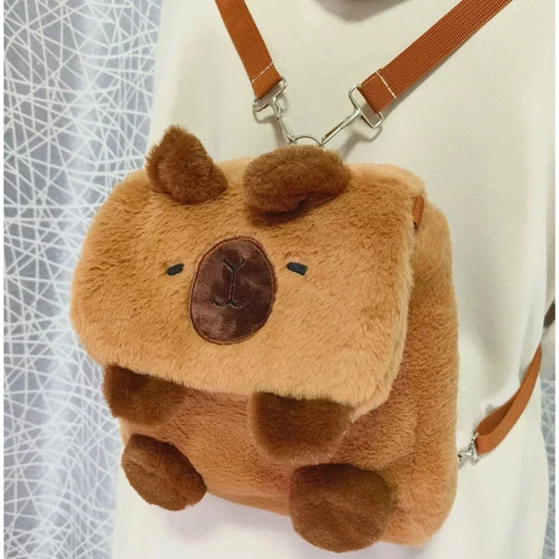 Mochila Capivara Pelúcia Macia