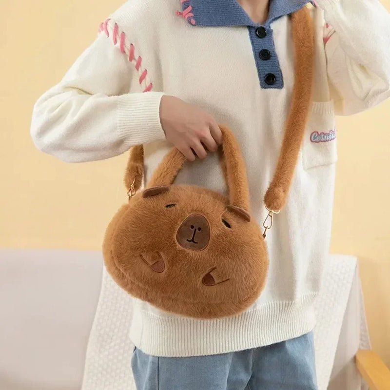 Mochila Capivara Pelúcia Macia